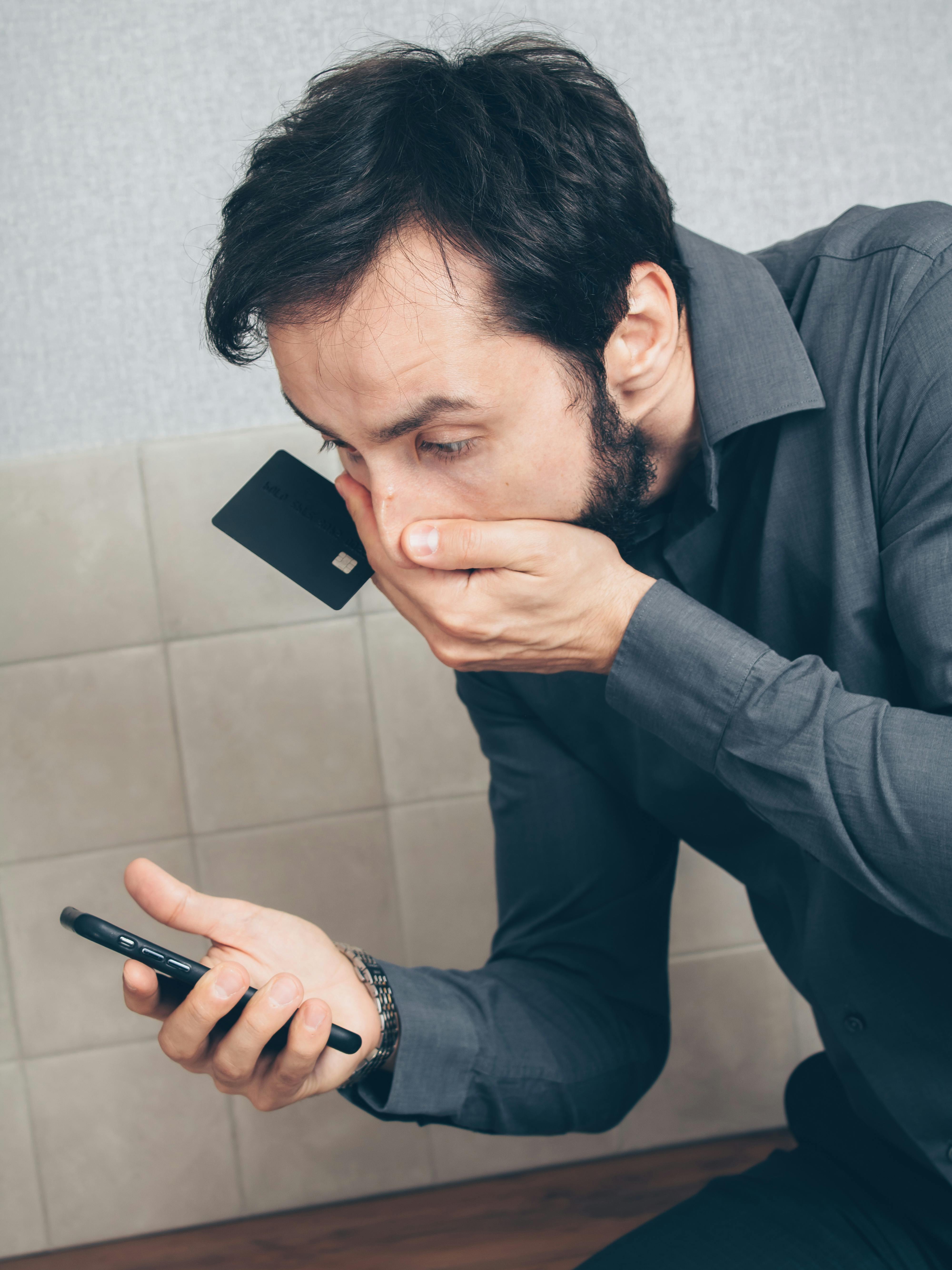 スマートフォンを見る人物の無料素材写真