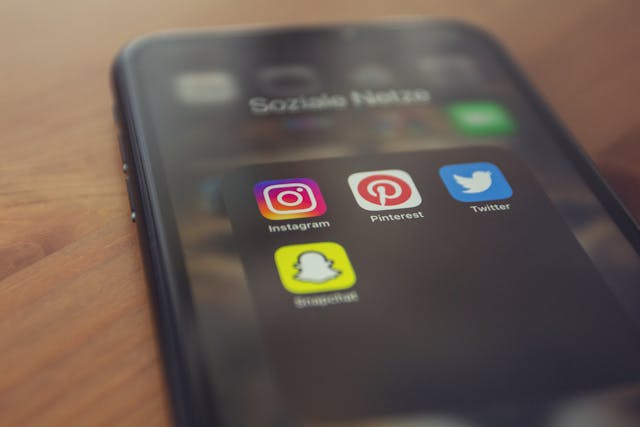 スマートフォンとSNS画面の無料素材写真