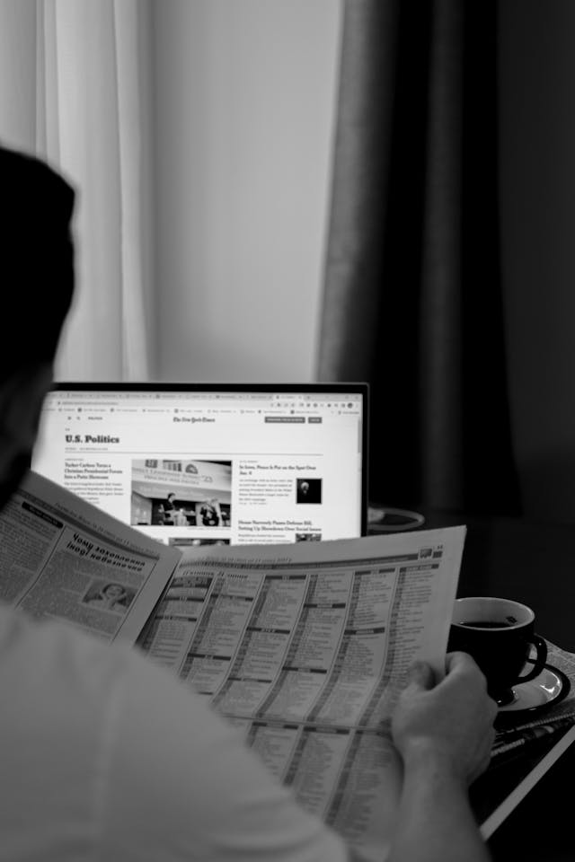 新聞と資料を確認する人の無料素材写真